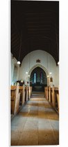 PVC Schuimplaat - Middenpad van Klein Religieus Kapelletje - 20x60 cm Foto op PVC Schuimplaat (Met Ophangsysteem)