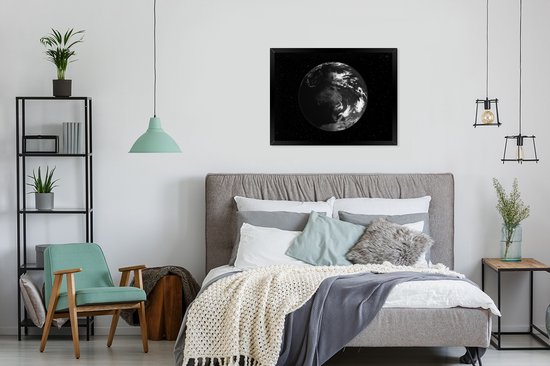 Photo en cadre - Vue satellite de la terre en cadre photo noir et blanc noir sans passe-partout 80x60 cm - Affiche sous cadre (Décoration murale salon / chambre)