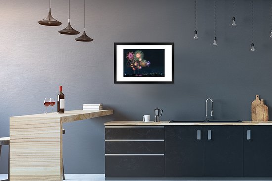 Photo en cadre - Une image de feu d'artifice dans une ville pendant le Nouvel An Cadre photo noir avec passe-partout blanc, moyen 60x40 cm - Affiche sous cadre (Décoration murale salon / chambre)