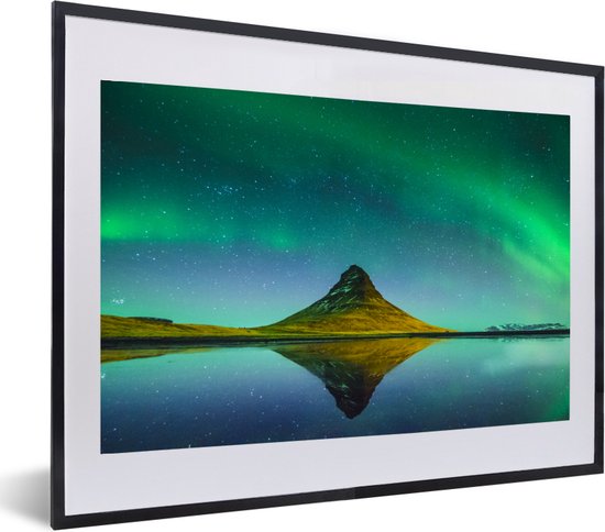 Photo en cadre - Aurores boréales au-dessus de la montagne Kirkjufell en Islande cadre photo noir avec passe partout blanc 40x60 60x40 cm - Affiche sous cadre (Décoration murale salon / chambre)
