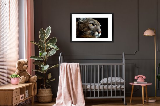 Photo encadrée - Puma sur fond noir cadre photo noir avec passe partout blanc 60x90 90x60 cm - Affiche encadrée (Décoration murale salon / chambre)