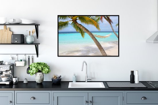 Photo encadrée - Hamac près de deux palmiers sur les Maldives cadre photo noir 120x80 cm - Affiche encadrée (Décoration murale salon / chambre) / Mer et plage