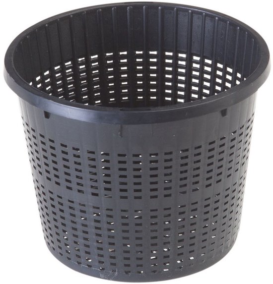 Zwarte plastic plantmand van 13 cm met verticale ribbels aan de bovenrand en geperforeerde zijkanten.