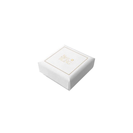 Boîte cadeau blanche avec bordure dorée et logo 'New Bling'.