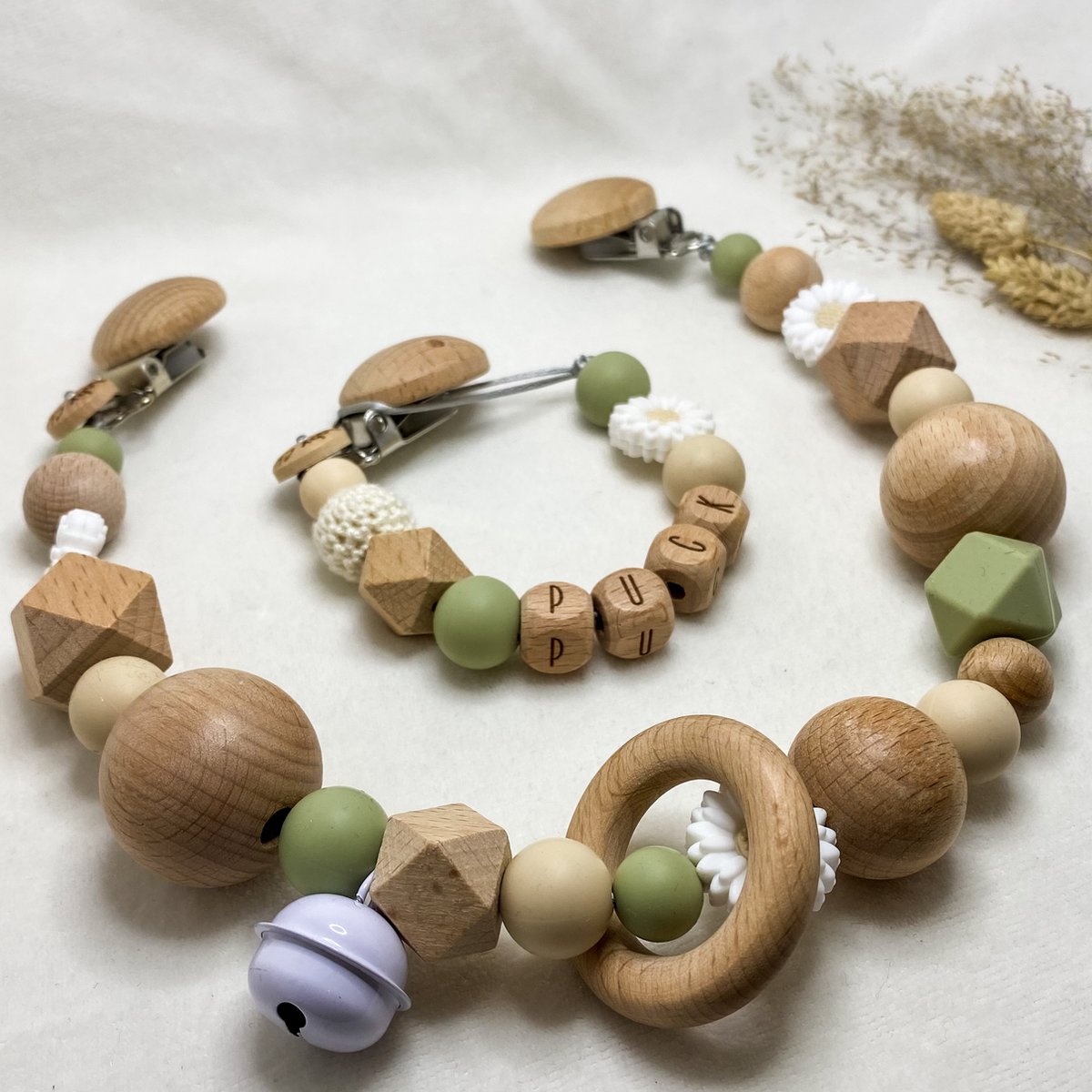 Goedkoopste Baby Chique Uden | Speenkoord met naam en Wagenspanner | Groen Flower | Kraamcadeau | Babyshower | Babygym | Baby born | Gepersonaliseerd
