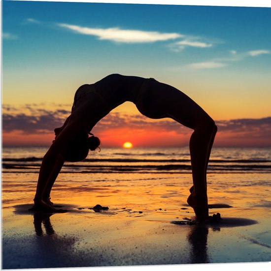 Acrylglas - Vrouw in Yoga Positie op het Strand bij Ondergaande Zon - 80x80 cm Foto op Acrylglas (Met Ophangsysteem)