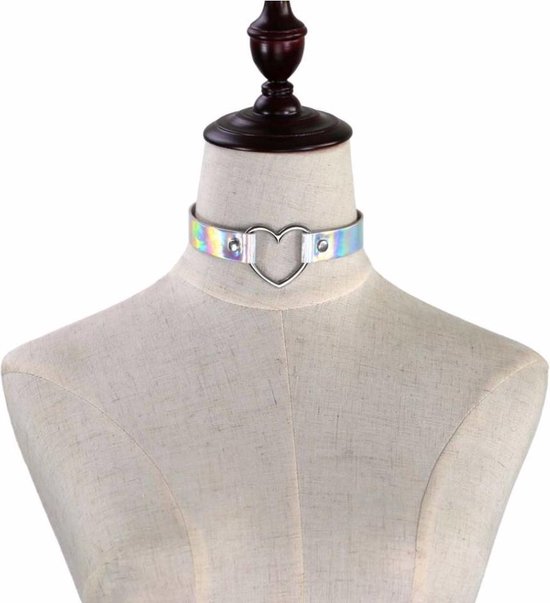 Holografische choker met zilverkleurig hart, gedrapeerd om de nek van een paspop.