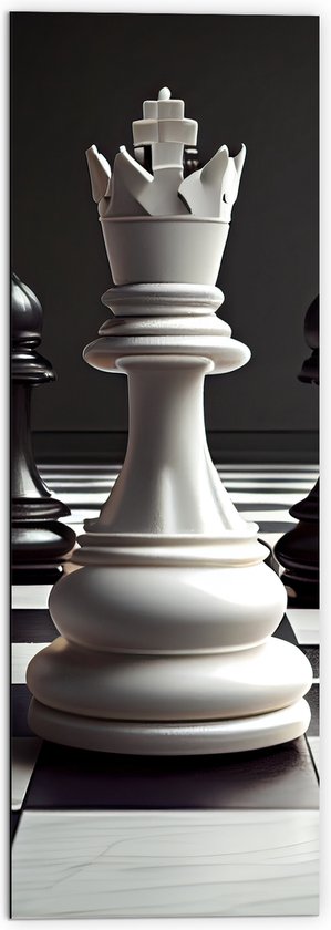 Dibond - Zwarte Schaakstukken om Witte Koning op Schaakbord (Zwart-wit) - 50x150 cm Foto op Aluminium (Met Ophangsysteem)
