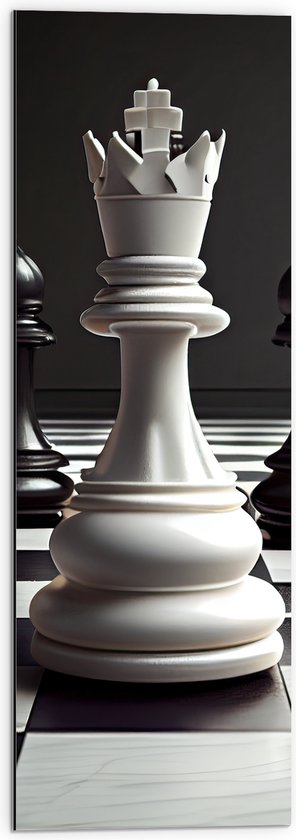 Dibond - Zwarte Schaakstukken om Witte Koning op Schaakbord (Zwart-wit) - 30x90 cm Foto op Aluminium (Wanddecoratie van metaal)