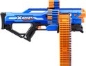 Blauwe en oranje speelgoedblaster XSHOT Insanity met een lang, rond magazijn met pijltjes.