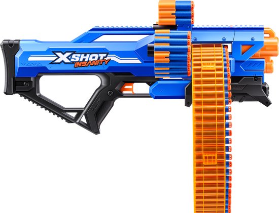 Blauwe en oranje speelgoedblaster XSHOT Insanity met een lang, rond magazijn met pijltjes.