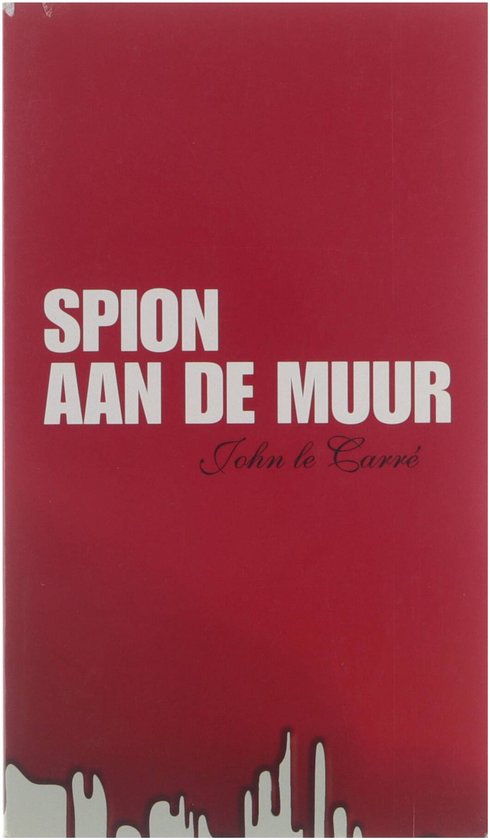 Couverture de livre sur fond rouge avec le texte blanc 'SPION AAN DE MUUR' de John le Carré. Des gouttes en bas.