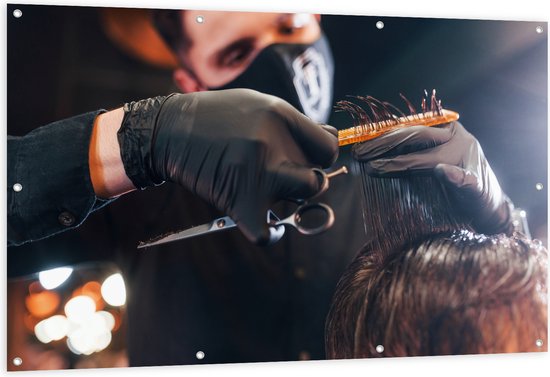 Tuinposter – Barbier aan het Werk in Salon - 150x100 cm Foto op Tuinposter (wanddecoratie voor buiten en binnen)