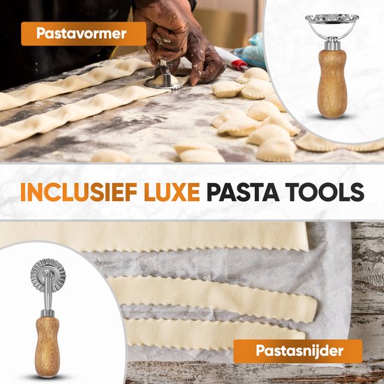Handen gebruiken een pastavorm en pastastrijder om ravioli te maken.