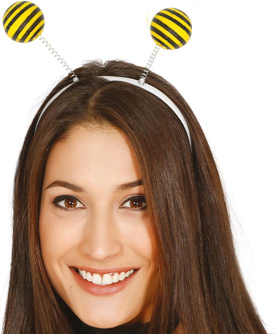 Vrouw met diadeem met gele en zwarte bijenoortjes op veertjes.