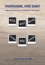 Vijf polaroidfoto's met de woorden WIE, WAT, WAAR, WAAROM, HOE en WANNEER op een houten achtergrond.