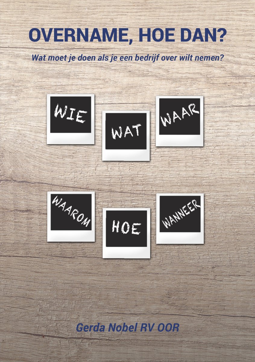 Vijf polaroidfoto's met de woorden WIE, WAT, WAAR, WAAROM, HOE en WANNEER op een houten achtergrond.