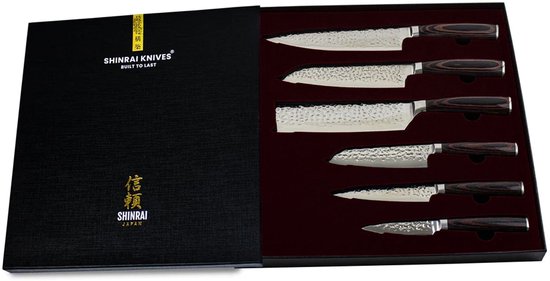 Luxe Shinrai Japan geschenkdoos met daarin zes keukenmessen met hamer-look lemmet en donkerhouten handvatten.