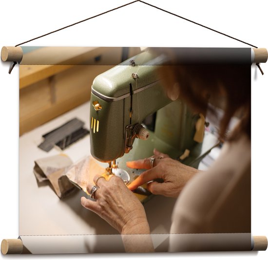 Textielposter - Naaimachine - Vrouwe - Handen - Groen - 40x30 cm Foto op Textiel