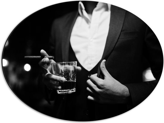 Dibond Ovaal - Man - Glas - Drinken - Alcohol - Sigaar - Zwart - Wit - 56x42 cm Foto op Ovaal (Met Ophangsysteem)