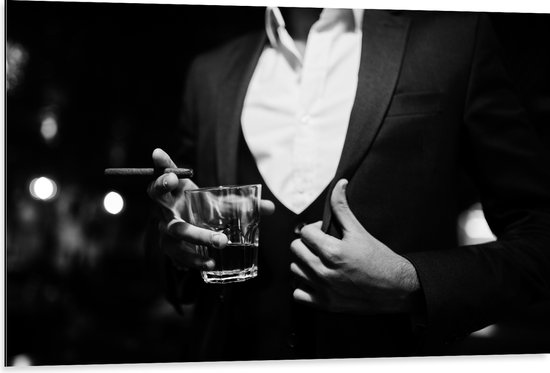 Dibond - Man - Glas - Drinken - Alcohol - Sigaar - Zwart - Wit - 105x70 cm Foto op Aluminium (Met Ophangsysteem)