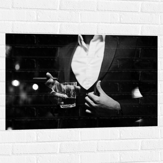 Muursticker - Man - Glas - Drinken - Alcohol - Sigaar - Zwart - Wit - 90x60 cm Foto op Muursticker