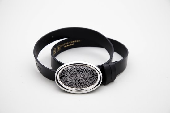 Zwarte leren riem met een zilverkleurige ovale gesp met zilverkleurig gaasdetail, op witte achtergrond.