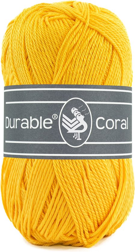 Une pelote de fil jaune avec l'étiquette Durable Coral au centre.