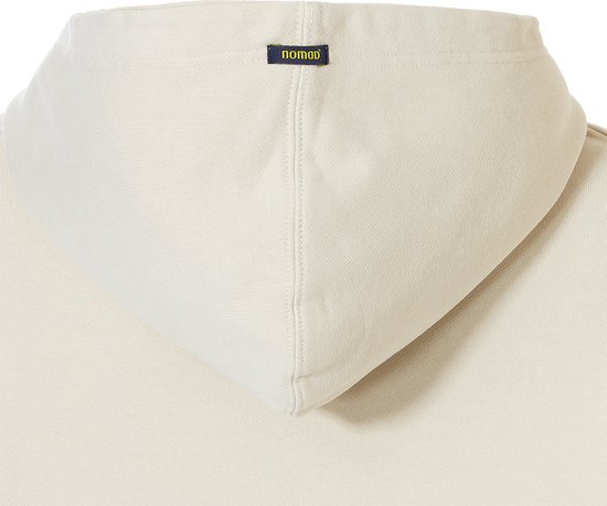 Sluiting van de capuchon van een crème hoodie met een NOMAD label.