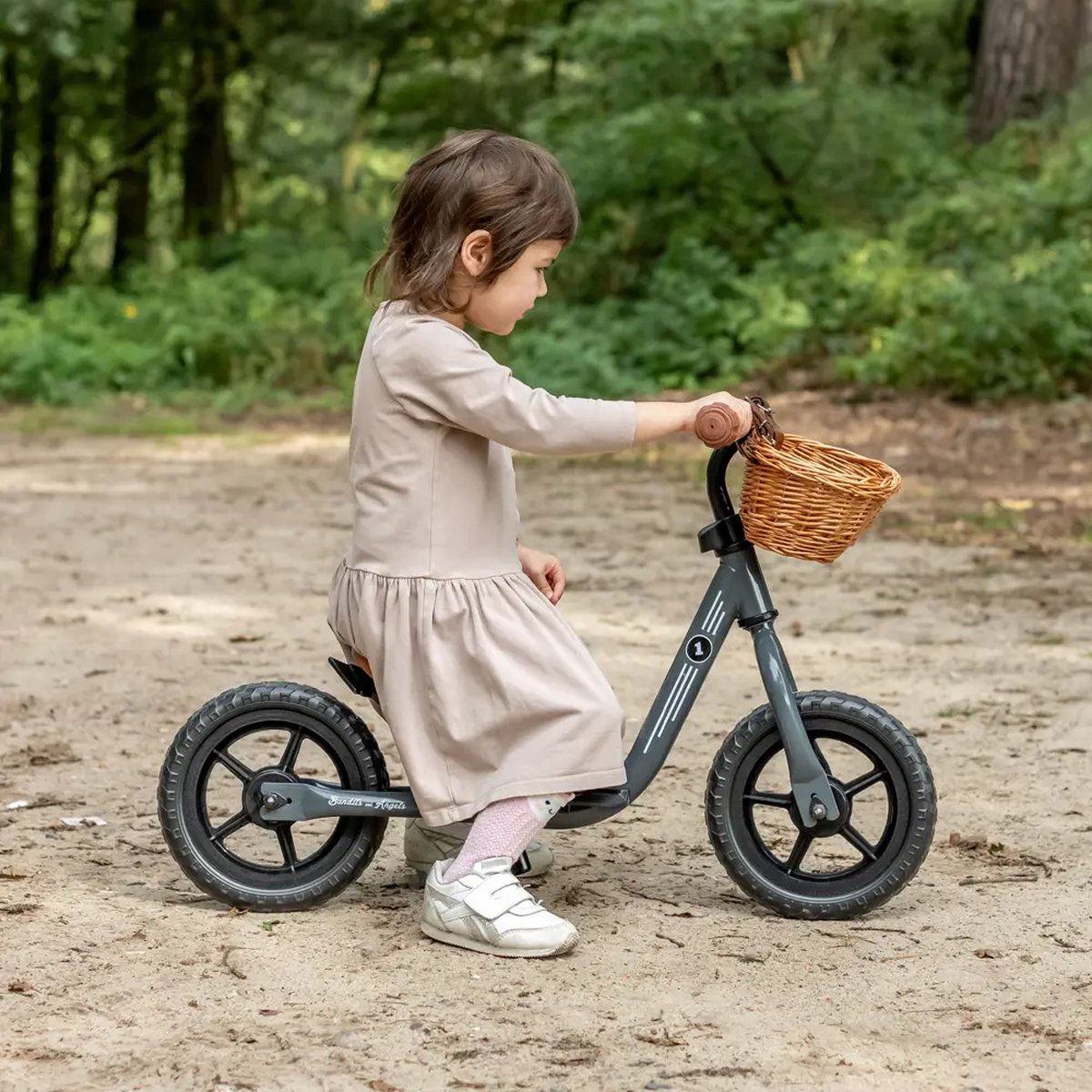 Bandits & Angels Metalen Loopfiets Met Mandje Starter Grijs met Voetenplank vanaf 2 Jaar - Limited Edition - Grijze Loop Fiets - Verstelbaar Zadel 29 tot 39 cm - Voor Jongens en Meisjes - Compact en Veilig - Lage Instap met Voetenplank — afbeelding 2