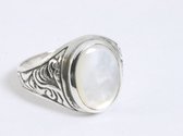 Zware bewerkte zilveren ring met parelmoer - maat 22