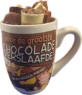 Gobelet rempli de 200 grammes de bonbons faits à la main. Pour les plus grands accros au chocolat !