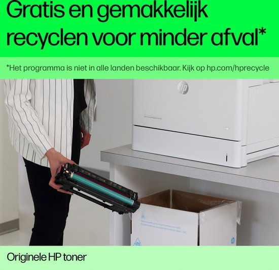 Une personne tient une cartouche de toner à côté d'une imprimante HP et d'une boîte en carton pour le recyclage. Recyclage gratuit et facile pour moins de déchets.
