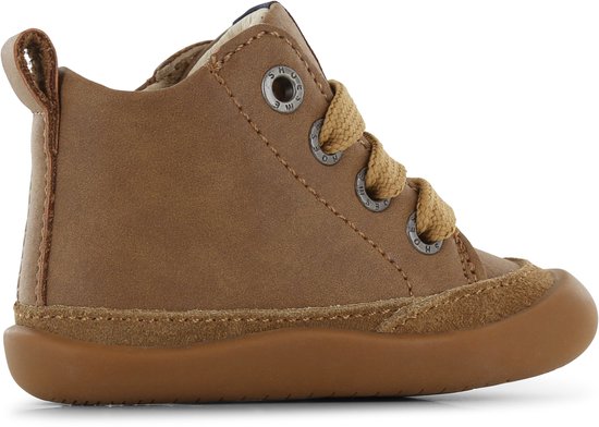 Bruine leren Shoesme schoen met veters, op een zwarte achtergrond.