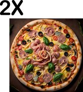 BWK Textiele Placemat - Pizza met Ham en Olijven op Donkere Achtergrond - Set van 2 Placemats - 50x50 cm - Polyester Stof - Afneembaar