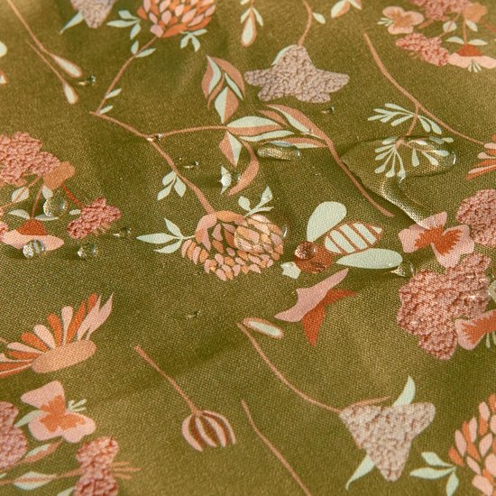Groene stof met een print van roze en oranje bloemen, bladeren en bijen. Waterdruppels zichtbaar op de stof.