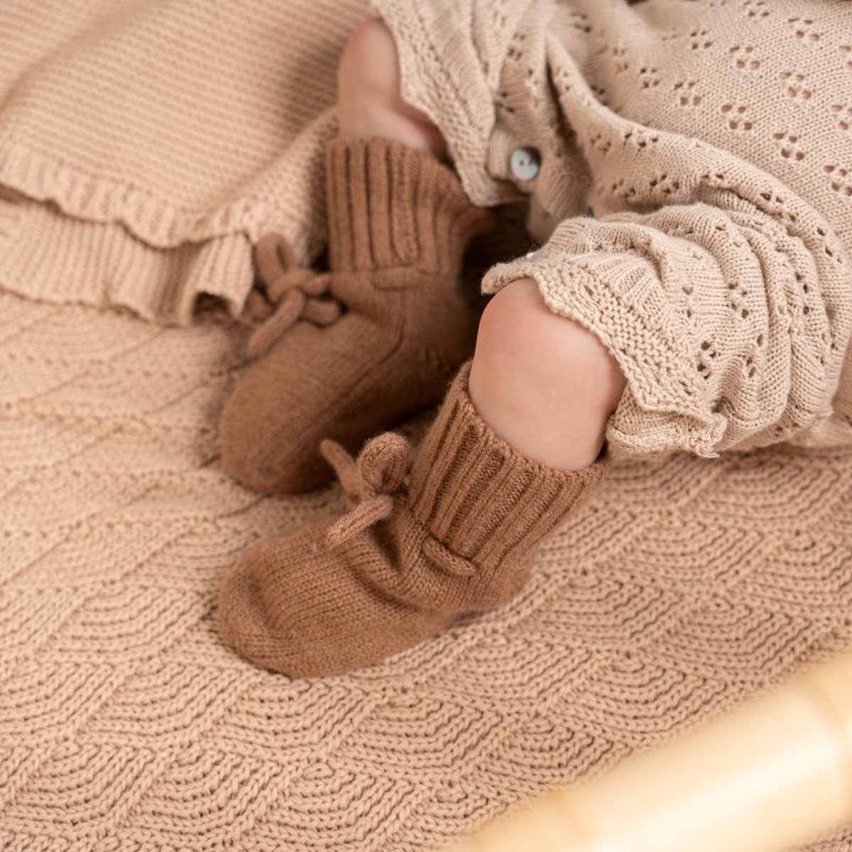 LifeSpot – Babyslofjes van merinowol met veter – Kleur beige – Onesize 0-6 maanden – Newborn cadeau – Babysokken