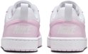 Achterkant van de witte sneakers met roze details en Nike logo op de hielen.