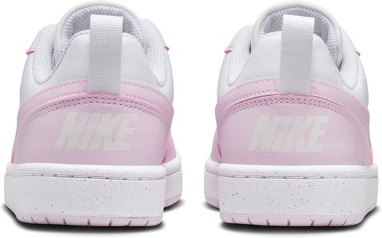 Achterkant van de witte sneakers met roze details en Nike logo op de hielen.