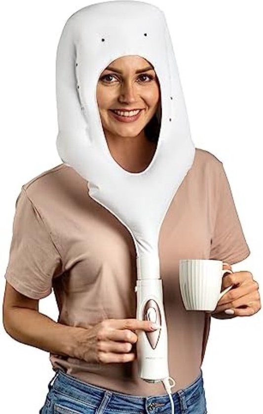 Vrouw met witte droogkap op, houdt een witte mok vast en wijst naar de handgreep.