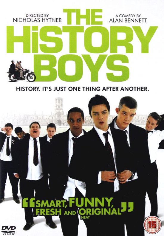 Filmcover The History Boys, met zes jongens in pak, op een witte achtergrond. Tekst: 'The History Boys', 'History. It's just one thing after another.'