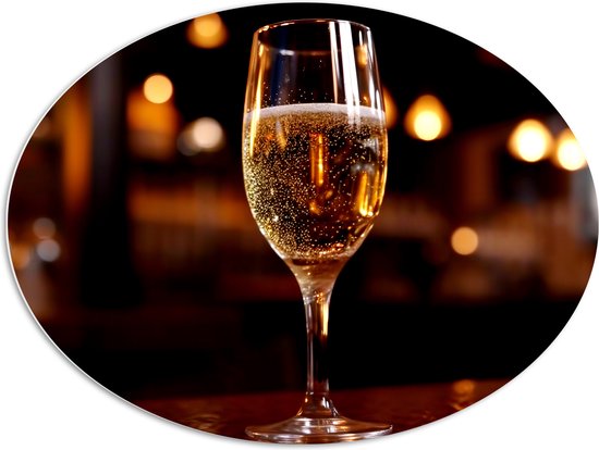 PVC Schuimplaat Ovaal - Champagne - Alcohol - Bubbels - Drinken - 96x72 cm Foto op Ovaal (Met Ophangsysteem)