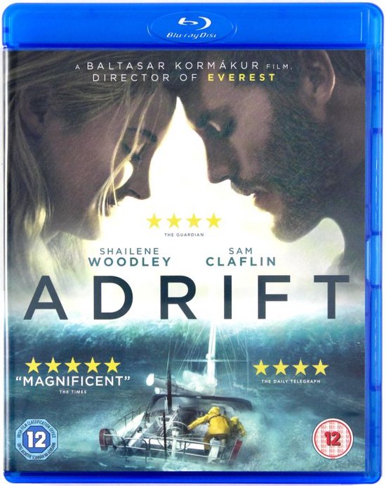 Voorkant van de Blu-ray hoes van Adrift, met Shailene Woodley en Sam Claflin. Een zeilboot in zware zeeën.