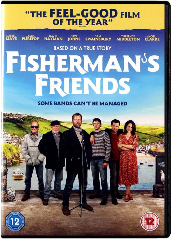 Voorzijde dvd-hoes van 'Fisherman's Friends'. Zeven mannen en een vrouw staan op een pier met op de achtergrond een kustplaatsje.