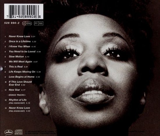 Close-up van Oleta Adams gezicht, achterkant van het 'moving on' album.