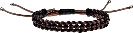 Gevlochten macramé armband in bruin en zwart met kleine bruine kralen, afgesloten met bruine koordjes met zilverkleurige kraaltjes.