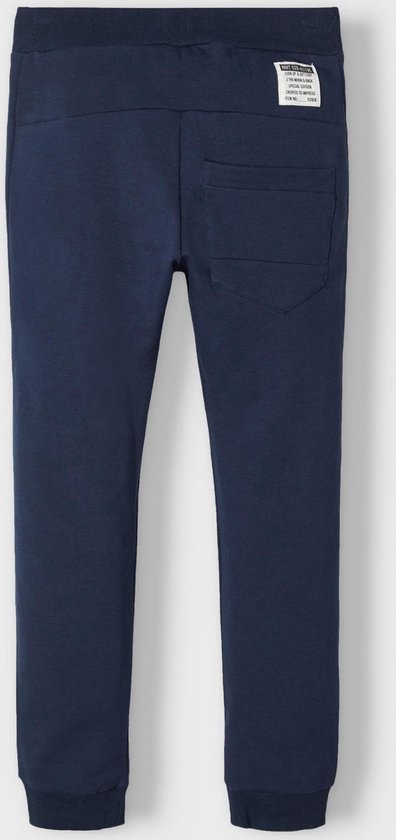 Achterkant van een donkerblauwe joggingbroek met een zak.