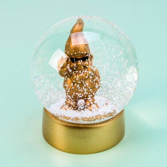 Gouden sneeuwbol met een kabouter met zonnebril die 'peace' steekt.