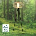 Staande lamp met open bamboe lampenkap en zwart statief in een bosomgeving met FSC-logo.