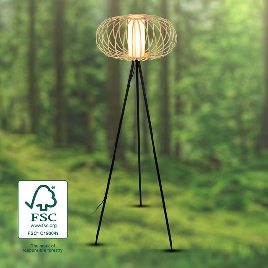 Staande lamp met open bamboe lampenkap en zwart statief in een bosomgeving met FSC-logo.